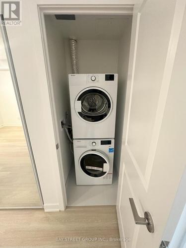 2804 - 50 Upper Mall Way, Vaughan, ON - Indoor Photo Showing Laundry Room