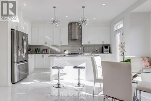 37 Crimson King Way, East Gwillimbury, ON - Indoor Photo Showing Kitchen With Upgraded Kitchen