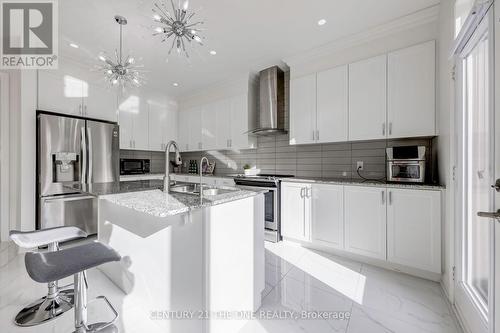 37 Crimson King Way, East Gwillimbury, ON - Indoor Photo Showing Kitchen With Upgraded Kitchen