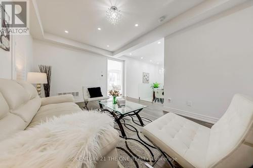 37 Crimson King Way, East Gwillimbury, ON - Indoor Photo Showing Living Room