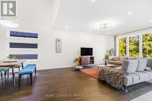 28 Seabert Drive, Arnprior, ON - Indoor Photo Showing Living Room