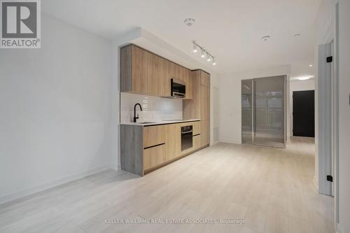 623 - 117 Broadway Avenue, Toronto, ON - Indoor Photo Showing Kitchen