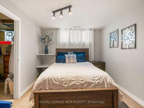 264 Currey Cres, Newmarket, ON - Indoor Photo Showing Bedroom