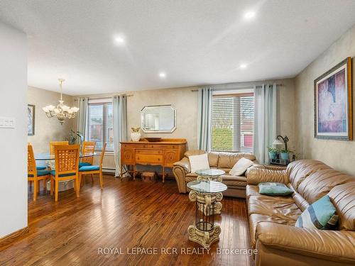 264 Currey Cres, Newmarket, ON - Indoor Photo Showing Living Room