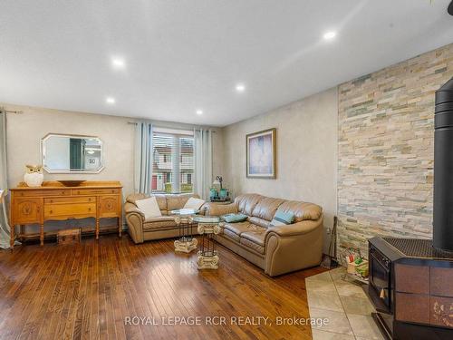 264 Currey Cres, Newmarket, ON - Indoor Photo Showing Living Room