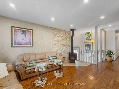 264 Currey Cres, Newmarket, ON - Indoor Photo Showing Living Room