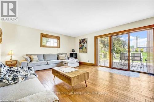 6398 Orchard Avenue, Niagara Falls, ON - Indoor Photo Showing Living Room