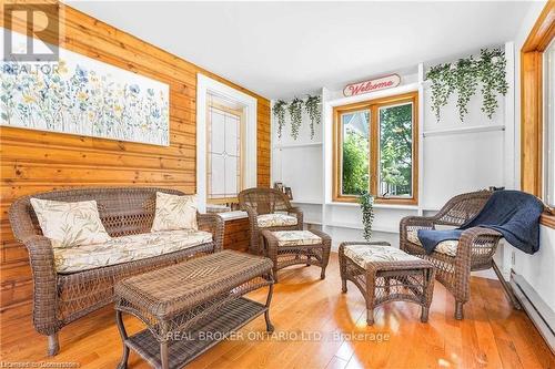 6398 Orchard Avenue, Niagara Falls, ON - Indoor Photo Showing Living Room