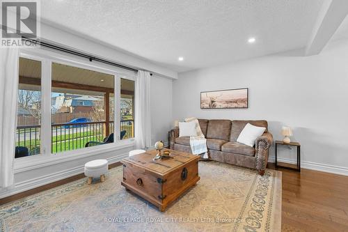 255 Kingham Road, Halton Hills, ON - Indoor Photo Showing Living Room