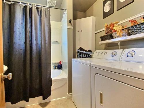 Salle de bains - 557  - 561 Rue Simoneau, Thetford Mines, QC - Indoor Photo Showing Laundry Room