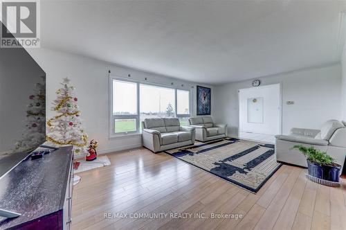 13096 Centreville Creek Road, Caledon, ON - Indoor Photo Showing Living Room