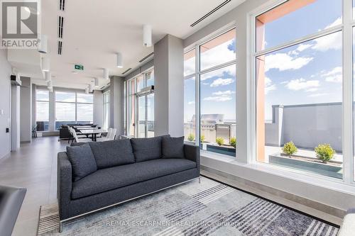 1107 - 500 Brock Avenue, Burlington, ON - Indoor Photo Showing Living Room