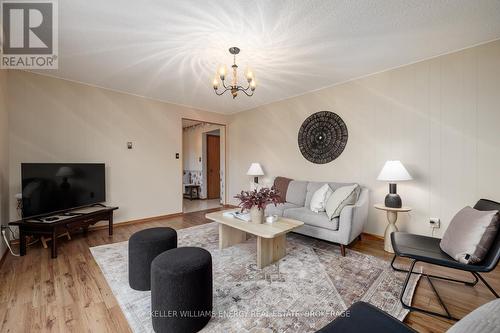 751 Cochrane Street, Whitby (Downtown Whitby), ON - Indoor Photo Showing Living Room