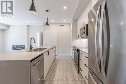 110 - 123 Lincoln Street, Welland, ON - Indoor Photo Showing Kitchen With Stainless Steel Kitchen With Double Sink With Upgraded Kitchen