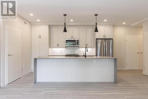 110 - 123 Lincoln Street, Welland, ON - Indoor Photo Showing Kitchen With Upgraded Kitchen