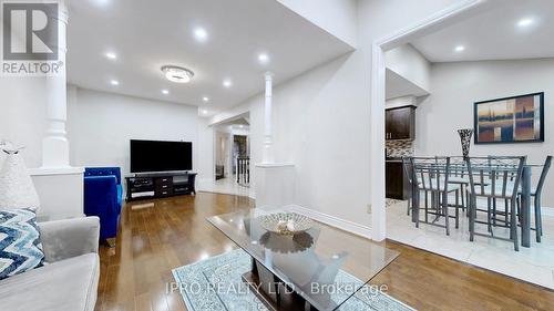 2798 Lindholm Crescent, Mississauga, ON - Indoor Photo Showing Living Room