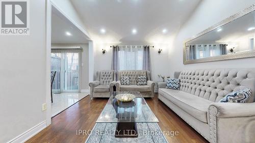 2798 Lindholm Crescent, Mississauga, ON - Indoor Photo Showing Living Room