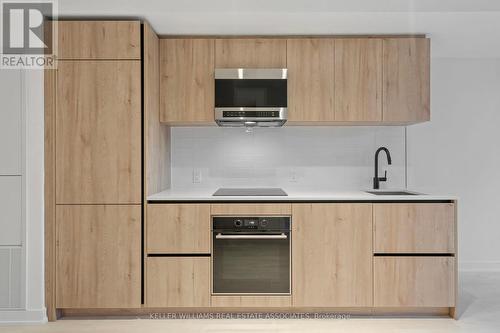 318 - 117 Broadway Avenue, Toronto, ON - Indoor Photo Showing Kitchen