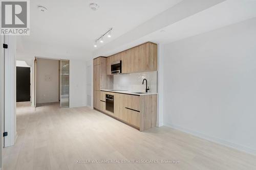 318 - 117 Broadway Avenue, Toronto, ON - Indoor Photo Showing Kitchen