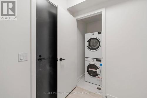 318 - 117 Broadway Avenue, Toronto, ON - Indoor Photo Showing Laundry Room