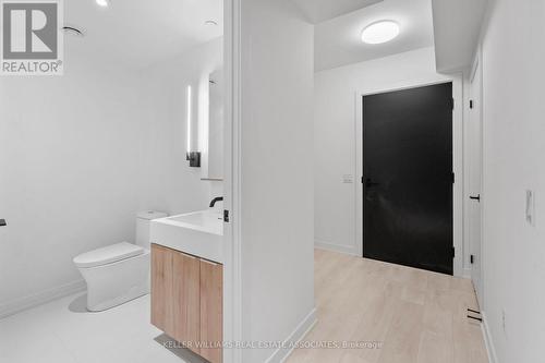 318 - 117 Broadway Avenue, Toronto, ON - Indoor Photo Showing Bathroom