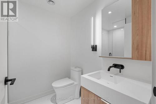 318 - 117 Broadway Avenue, Toronto, ON - Indoor Photo Showing Bathroom