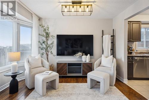 1182 Attersley Drive, Oshawa, ON - Indoor Photo Showing Living Room