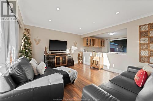 5660 Baldwin Avenue, Windsor, ON - Indoor Photo Showing Living Room