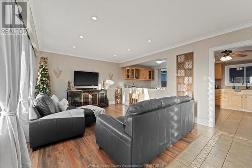 5660 Baldwin Avenue, Windsor, ON - Indoor Photo Showing Living Room