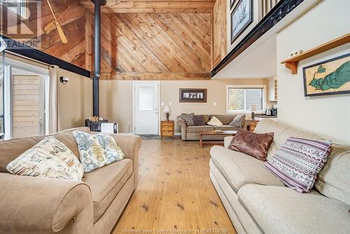 18170 Erie Shore Drive, Blenheim, ON - Indoor Photo Showing Living Room