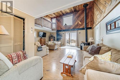 18170 Erie Shore Drive, Blenheim, ON - Indoor Photo Showing Living Room