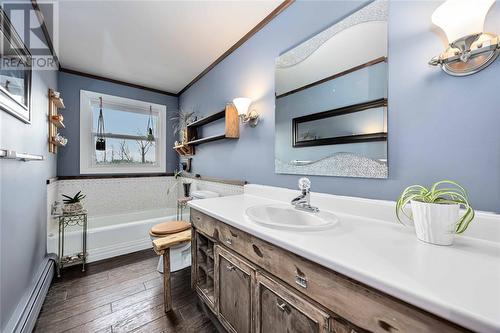 4715 Lakeside Street, Plympton-Wyoming, ON - Indoor Photo Showing Bathroom