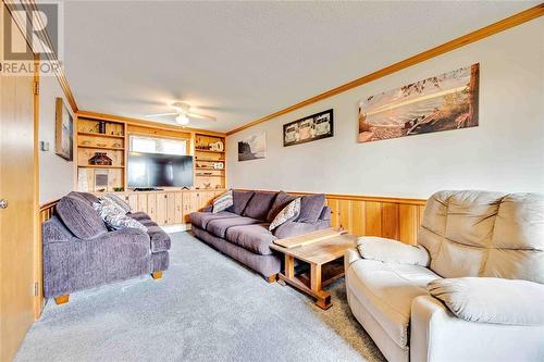 4715 Lakeside Street, Plympton-Wyoming, ON - Indoor Photo Showing Living Room