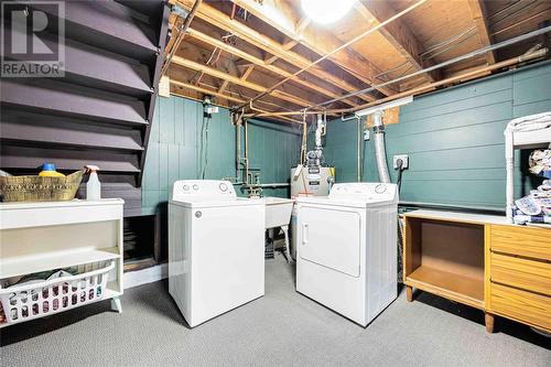 4715 Lakeside Street, Plympton-Wyoming, ON - Indoor Photo Showing Laundry Room