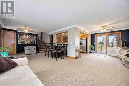 4715 Lakeside Street, Plympton-Wyoming, ON - Indoor Photo Showing Living Room