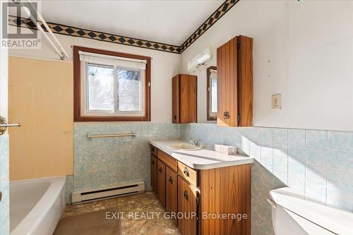 21 Hollandale Avenue, Quinte West, ON - Indoor Photo Showing Bathroom