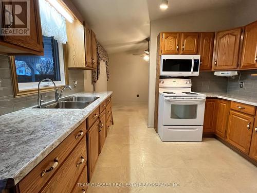 1 Dove Place, Chatham-Kent (Chatham), ON - Indoor Photo Showing Kitchen With Double Sink