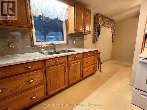 1 Dove Place, Chatham-Kent (Chatham), ON - Indoor Photo Showing Kitchen With Double Sink