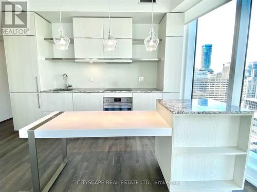 4202 - 197 Yonge Street, Toronto, ON - Indoor Photo Showing Kitchen With Upgraded Kitchen