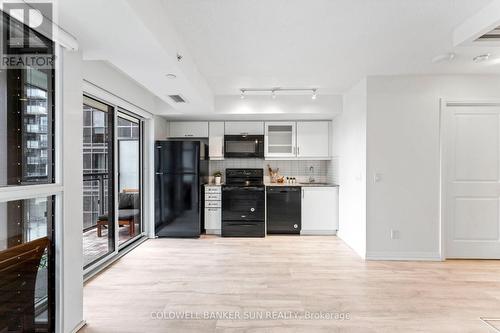 304 - 30 Meadowglen Place, Toronto, ON - Indoor Photo Showing Kitchen