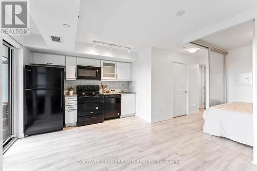 304 - 30 Meadowglen Place, Toronto, ON - Indoor Photo Showing Kitchen