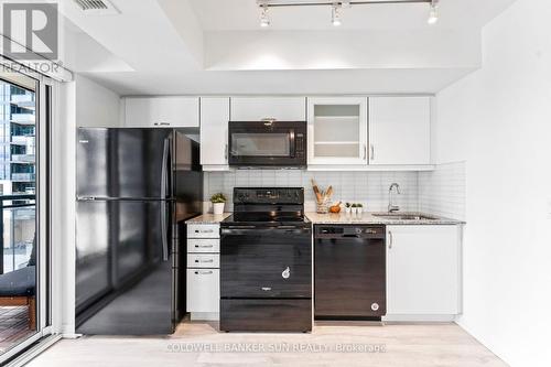 304 - 30 Meadowglen Place, Toronto, ON - Indoor Photo Showing Kitchen