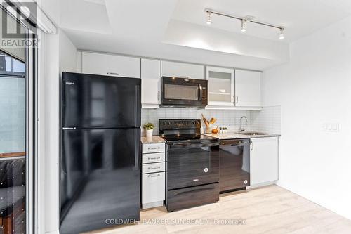 304 - 30 Meadowglen Place, Toronto, ON - Indoor Photo Showing Kitchen