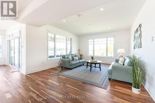 38 Magazine Street, Penetanguishene, ON - Indoor Photo Showing Living Room