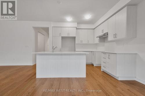 11 Gemini Drive, Barrie, ON - Indoor Photo Showing Kitchen