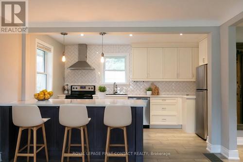 205 Wellington Street E, Barrie, ON - Indoor Photo Showing Kitchen With Upgraded Kitchen