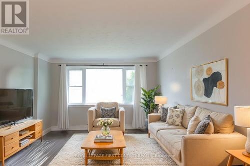 205 Wellington Street E, Barrie, ON - Indoor Photo Showing Living Room