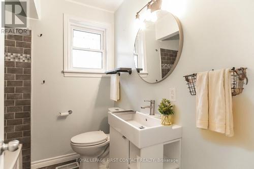 205 Wellington Street E, Barrie, ON - Indoor Photo Showing Bathroom