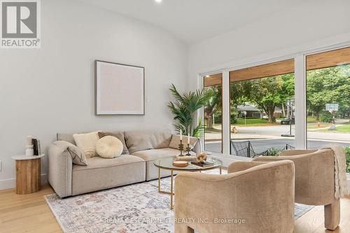 332 Swinburne Road, Burlington, ON - Indoor Photo Showing Living Room