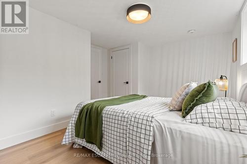 332 Swinburne Road, Burlington, ON - Indoor Photo Showing Bedroom